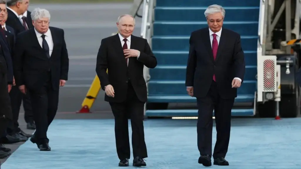 Ông Putin thăm cấp nhà nước Kazakhstan, được máy bay chiến đấu hộ tống đến tận thủ đô