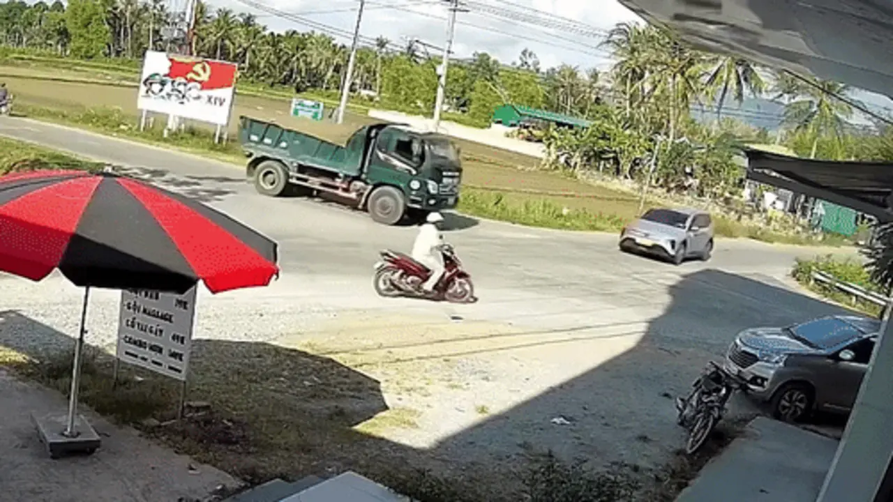 Ôtô đâm bay người đi xe máy vì phóng bất chấp qua ngã tư