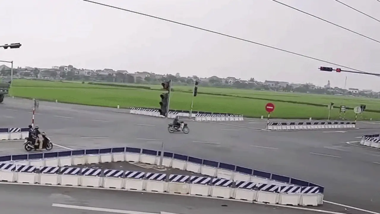 Ôtô phóng như tên bắn qua ngã tư, đâm bay xe máy