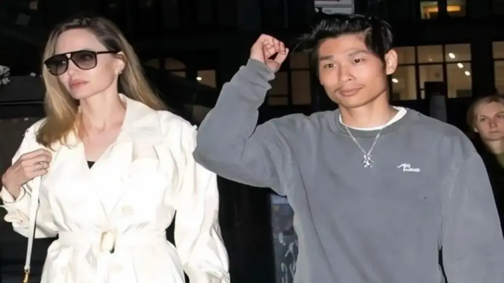 Pax Thiên lộ diện bên mẹ nuôi Angelina Jolie, đập tan tin đồn “đã qua đời”