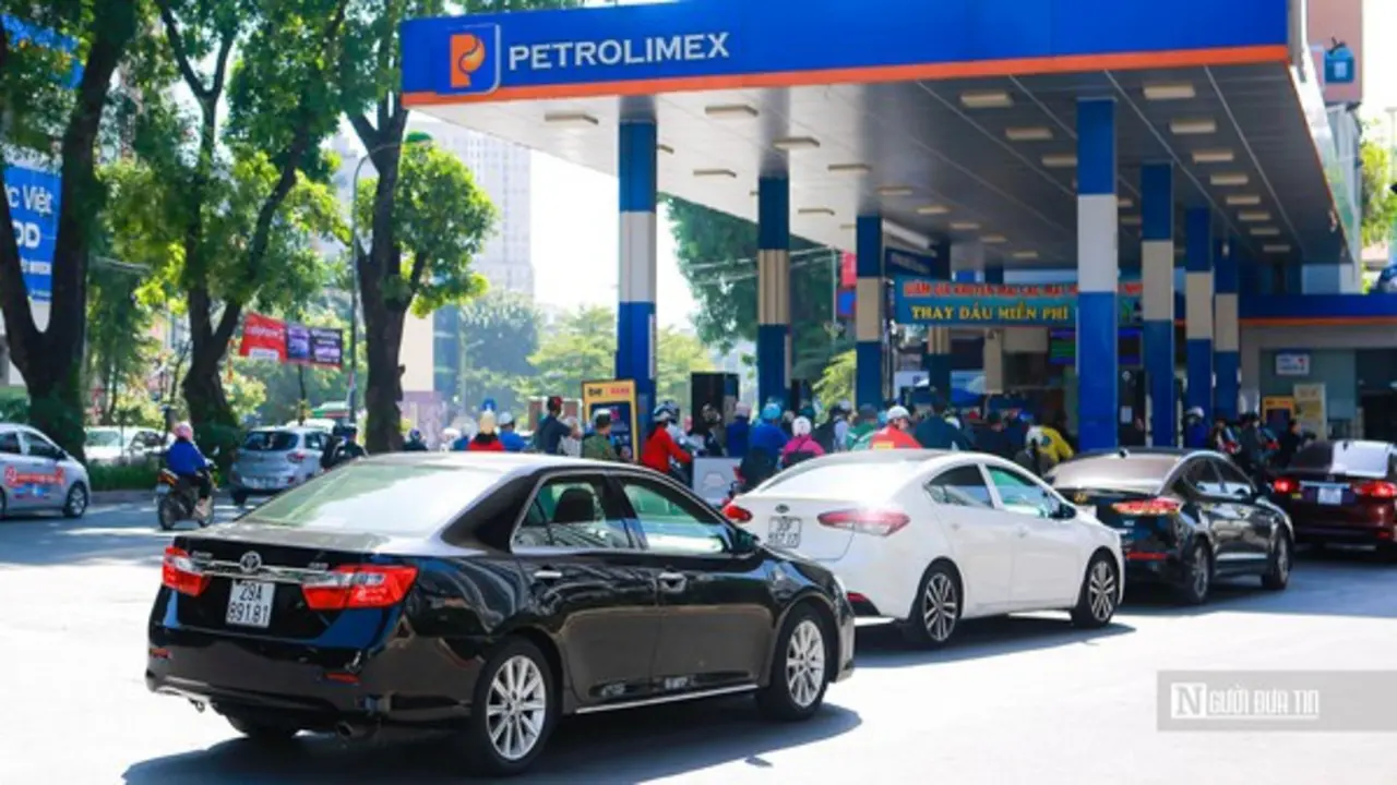 Petrolimex lỗ nặng vì giá xăng dầu tăng cao, tài sản vượt mốc 100.000 tỷ đồng