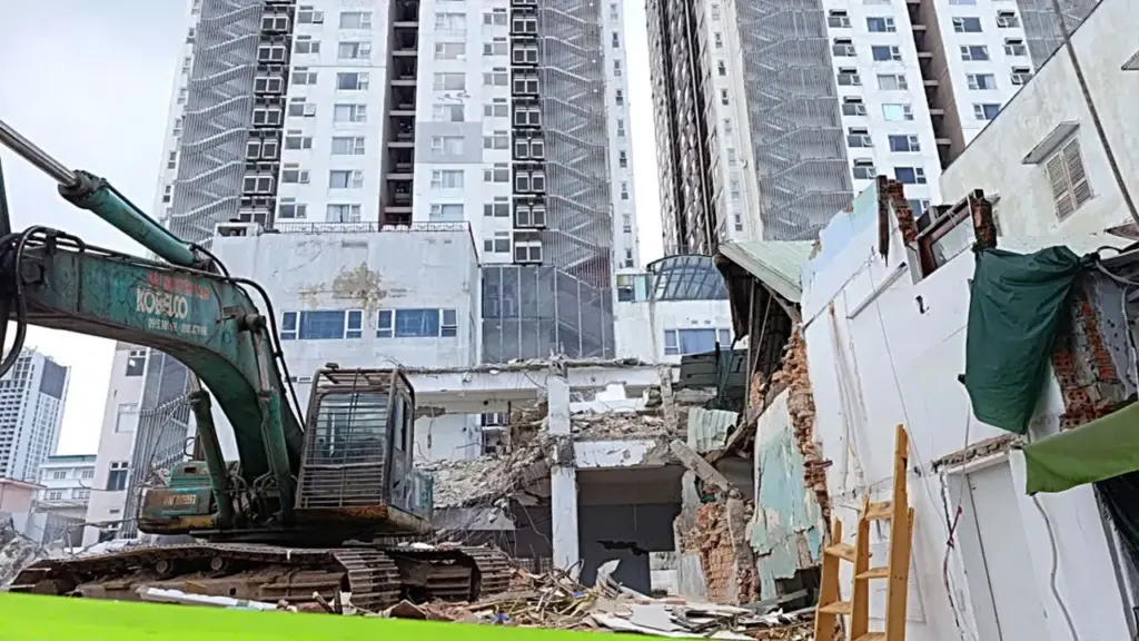 Phá dỡ công trình làm sập, nứt nhà dân: Ai chịu trách nhiệm?