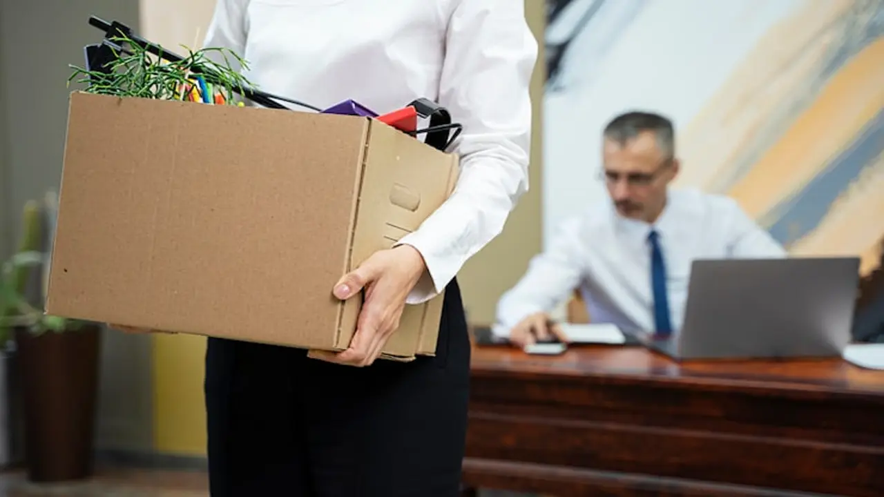 Phải làm gì khi sếp đòi đuổi việc vì không nghe điện thoại sau giờ làm?