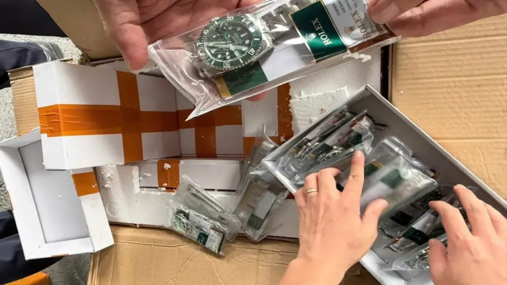 Phát hiện loạt sản phẩm Nike, Rolex, iPhone... giả trị giá gần 1,5 tỷ đồng