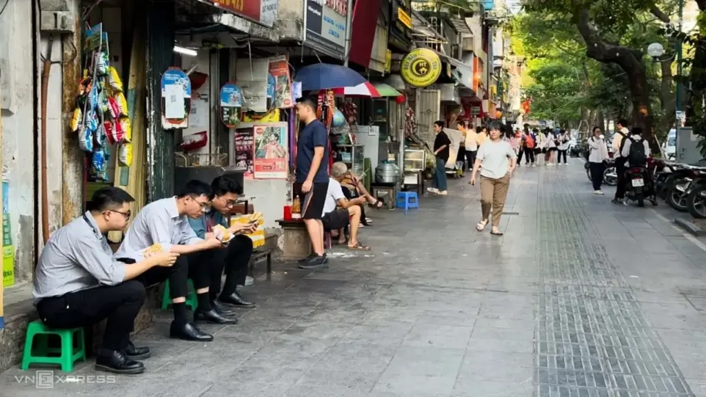 Phía sau vỉa hè cho thuê 45.000 đồng một m2 của Hà Nội