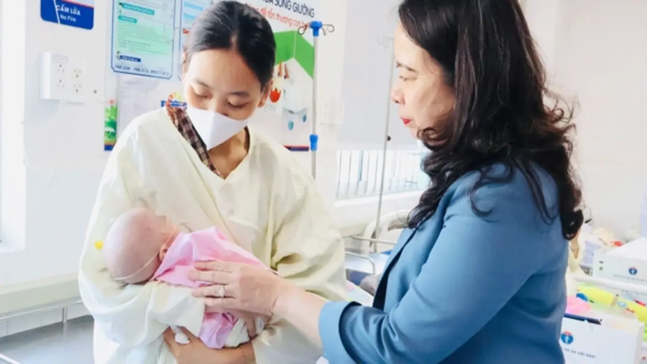Phó chủ tịch nước Võ Thị Ánh Xuân thăm và trao quà cho bệnh nhi tại TP.HCM