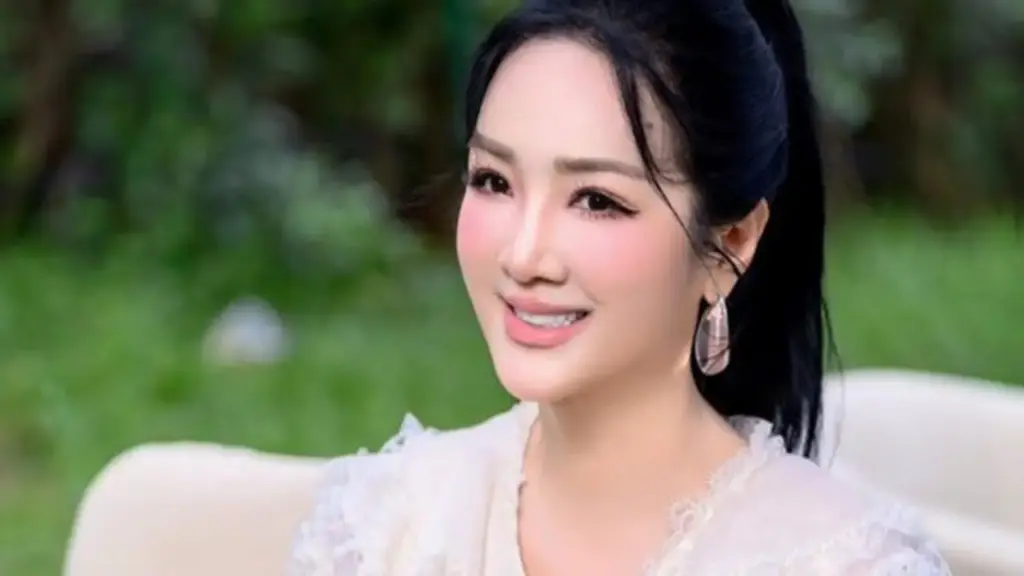 "Phú bà kín tiếng" của Vbiz: U60 "xin một vé về tuổi thơ"