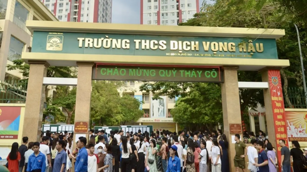 Phụ huynh căng thẳng, đứng kín cổng trường 'ngóng con' thi vào lớp 10