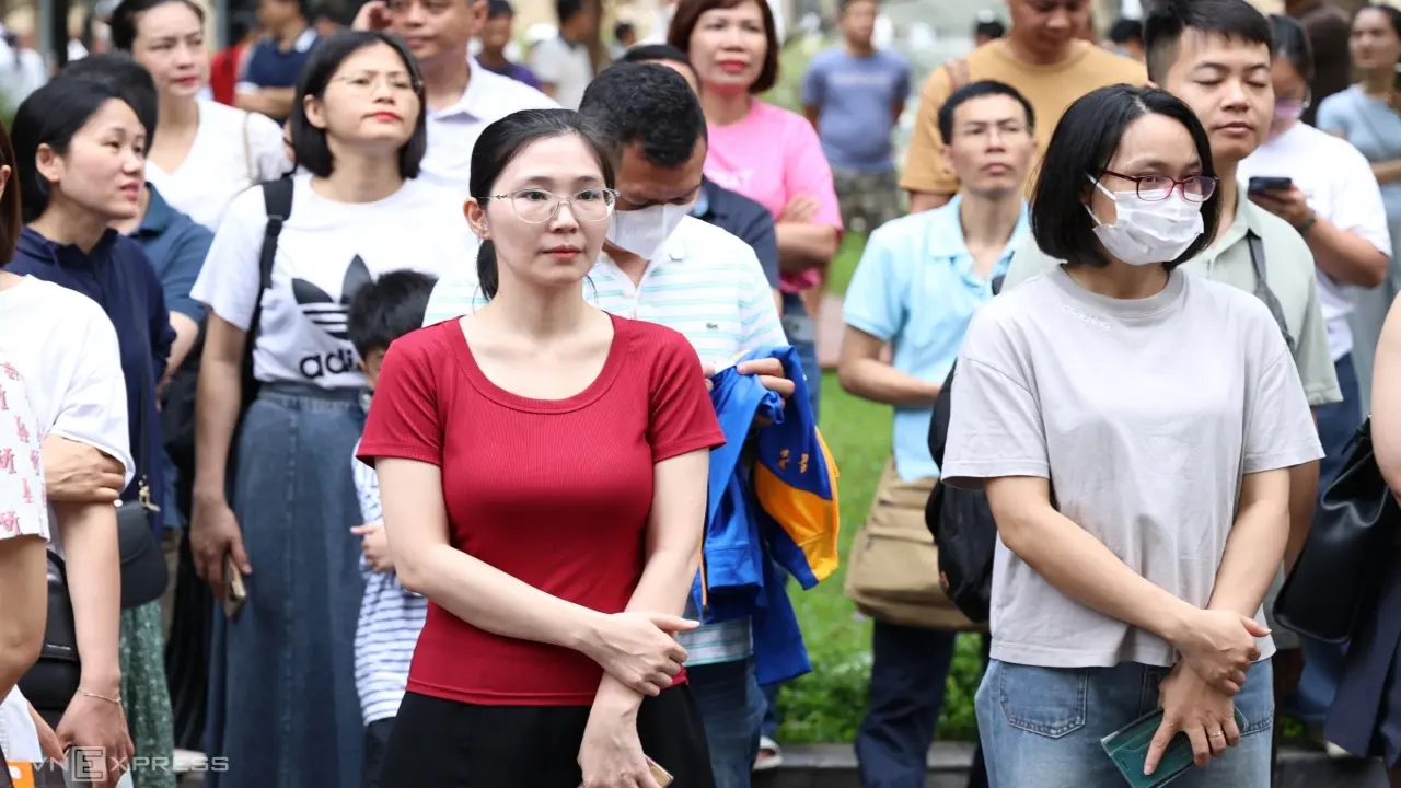 Phụ huynh hồi hộp chờ con thi '1 chọi 20' vào lớp 6