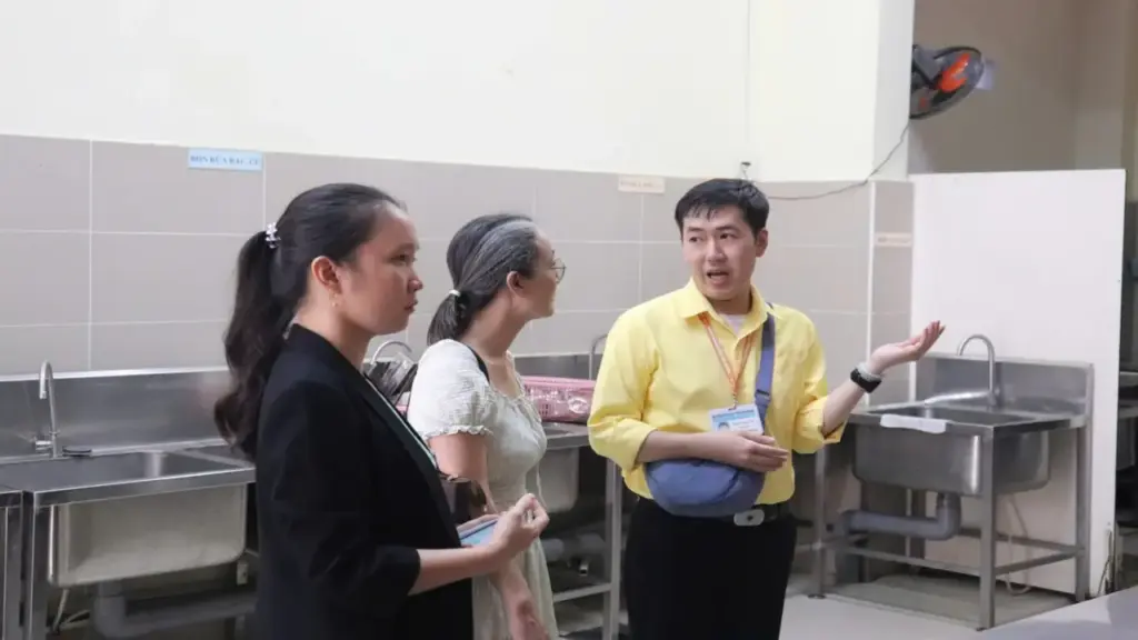 Phụ huynh xin xem bếp ăn bán trú khi chọn trường vào lớp 1 cho con