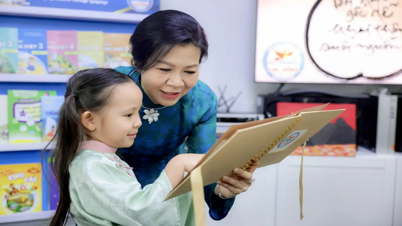 Phu nhân Ngô Phương Ly thăm và tặng 100 đầu sách cho lớp tiếng Việt Lạc Hồng tại Singapore