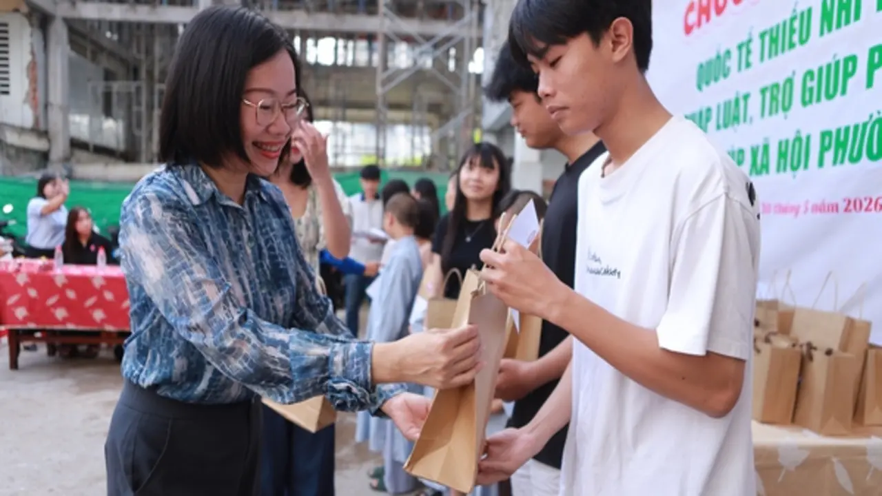 Phường An Khánh trao quà cho trẻ em cơ nhỡ nhân dịp Quốc tế thiếu nhi