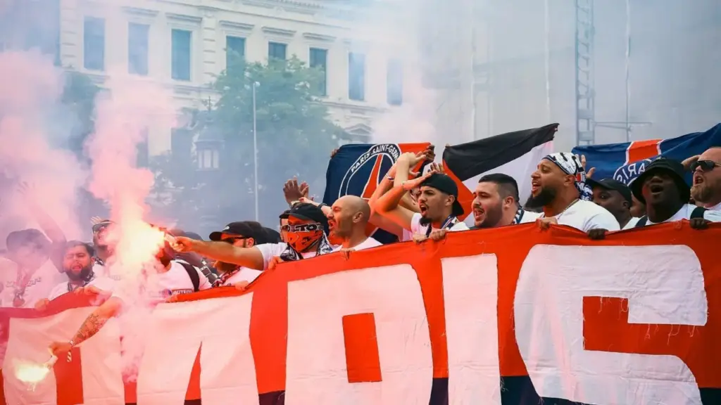 PSG - Arsenal: CĐV hai đội khuấy động Budapest