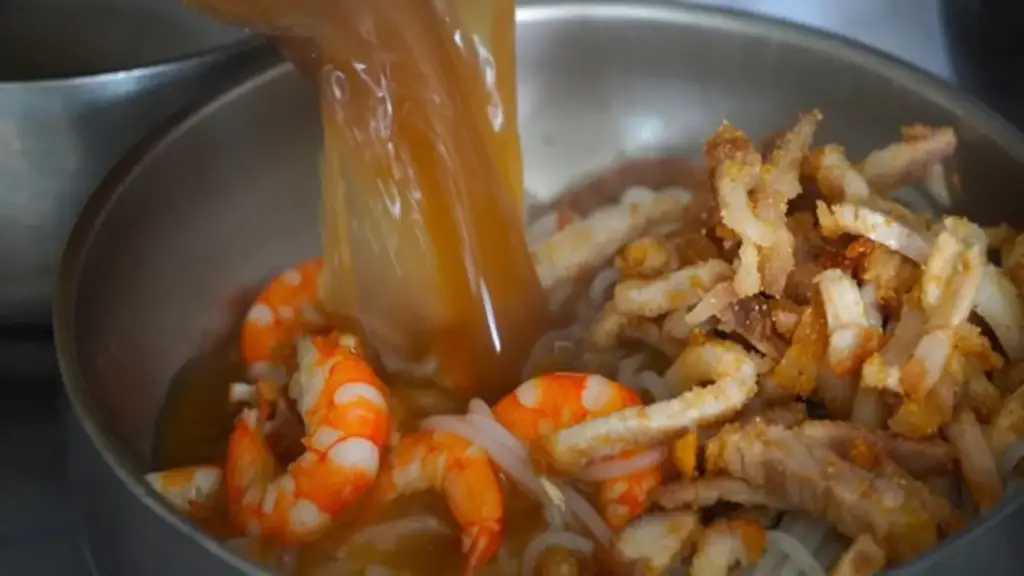 Quán bún nước lèo 40 năm chỉ bán tôm đất: Bà chủ khó tính, sẵn sàng đóng cửa nếu...