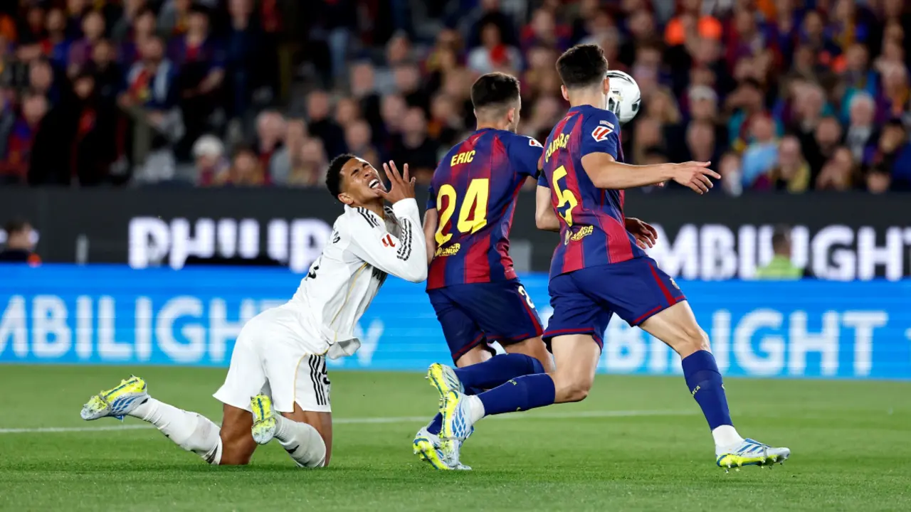 Real TV gọi pha phạm lỗi của hậu vệ Barca là 'trò hề'
