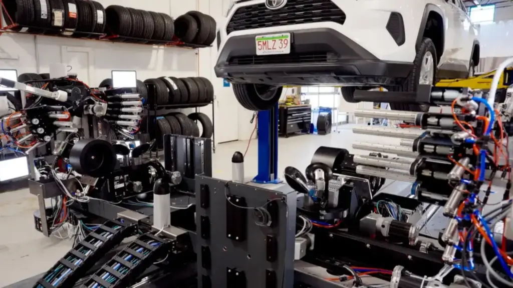 Robot AI sắp thế chỗ thợ thay lốp trong garage ôtô