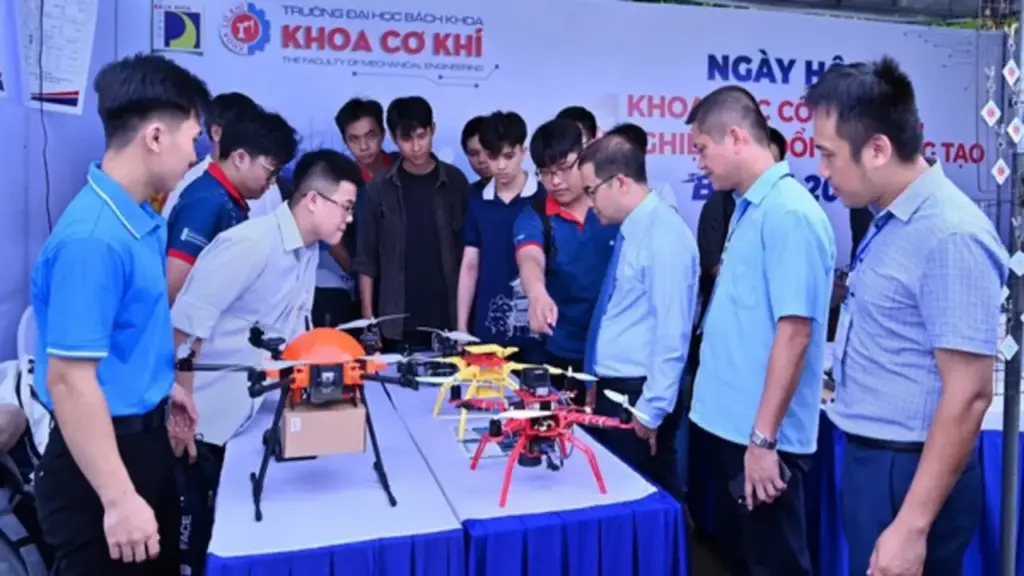 Robot thông minh 'đổ bộ' ngày hội khoa học công nghệ ở Đà Nẵng