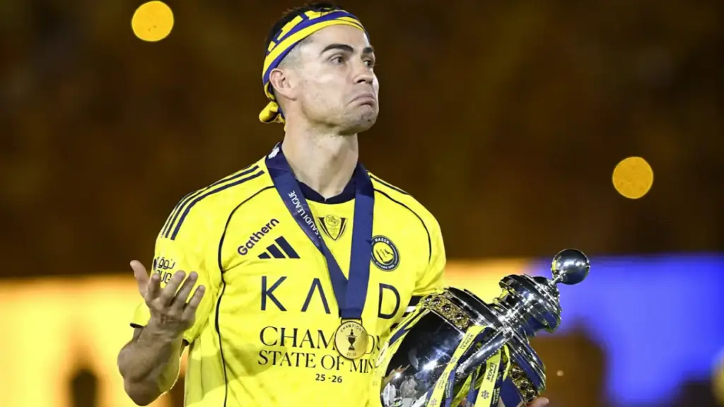 Ronaldo kiếm tiền hơn gấp đôi Messi trong 12 tháng qua