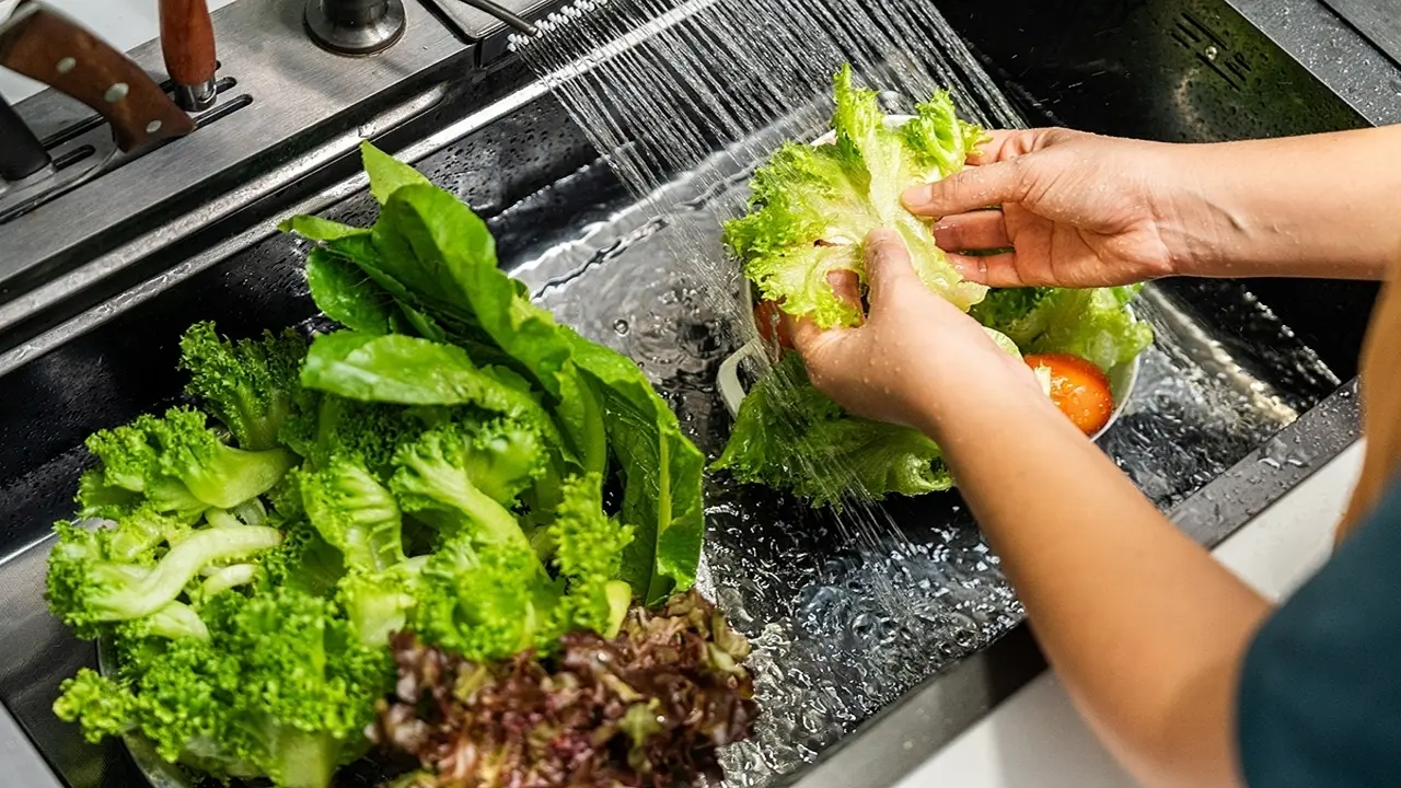 Sai lầm ngâm rau bằng nước muối của người Việt