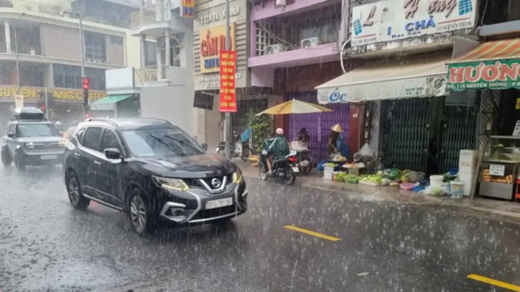 Sáng nay, TP.HCM mưa lớn đúng giờ đi làm
