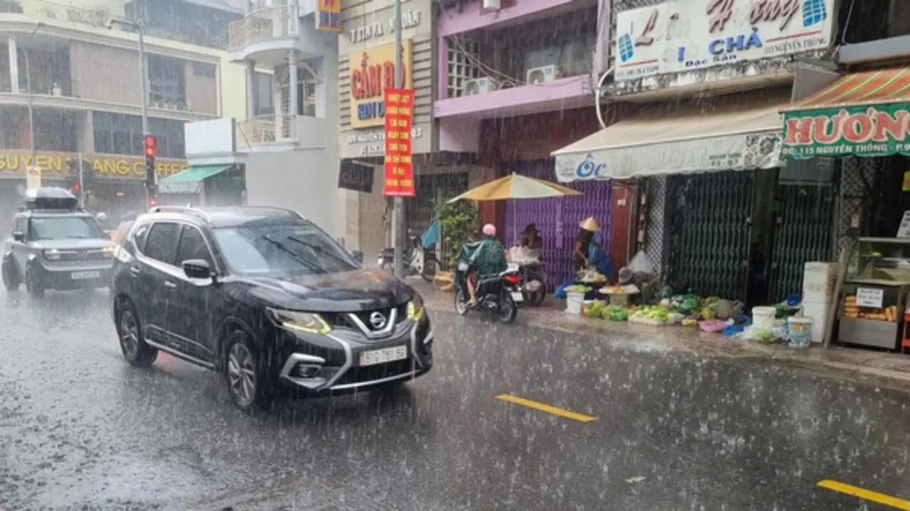Sáng nay, TP.HCM mưa lớn đúng giờ đi làm