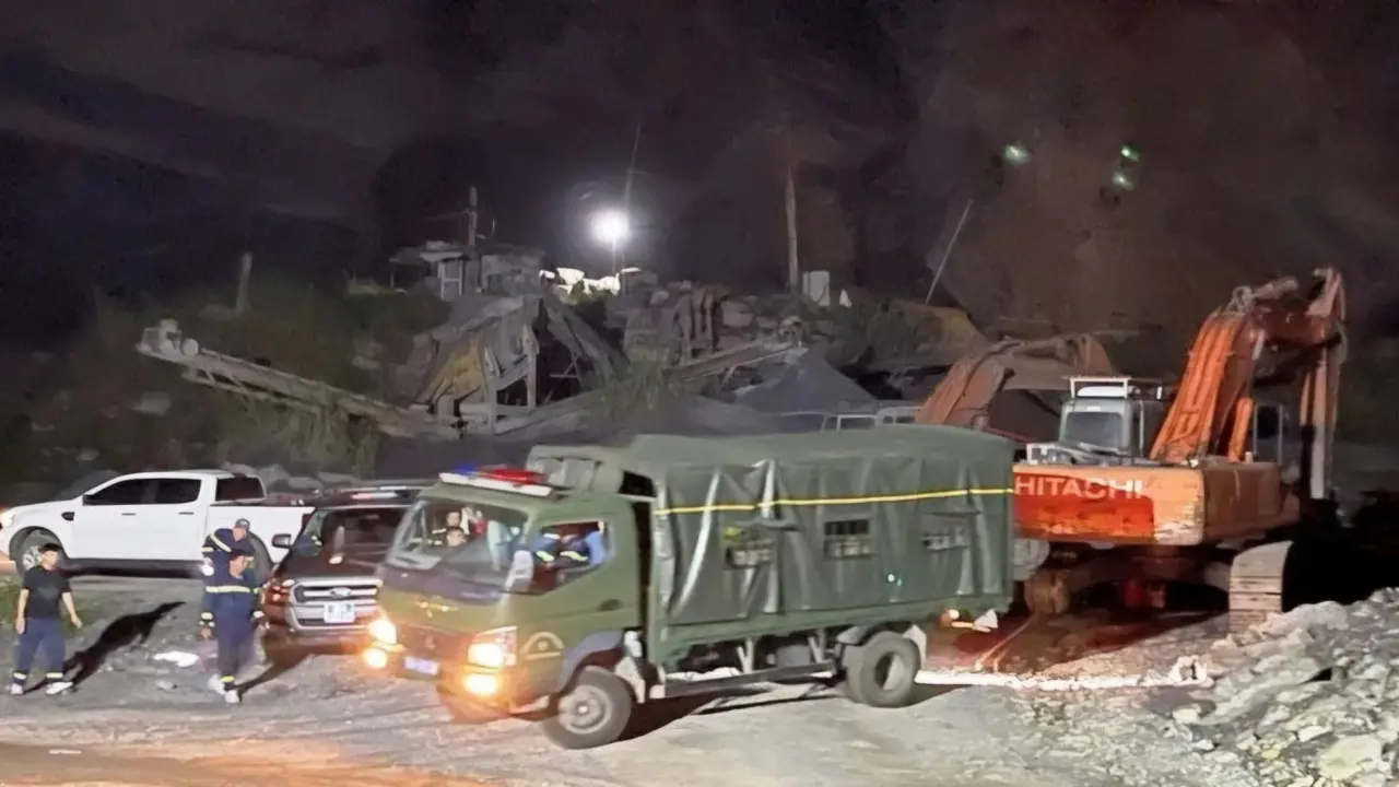 Sạt lở núi đá khi đang khai thác, 1 người chết, 2 người mất tích