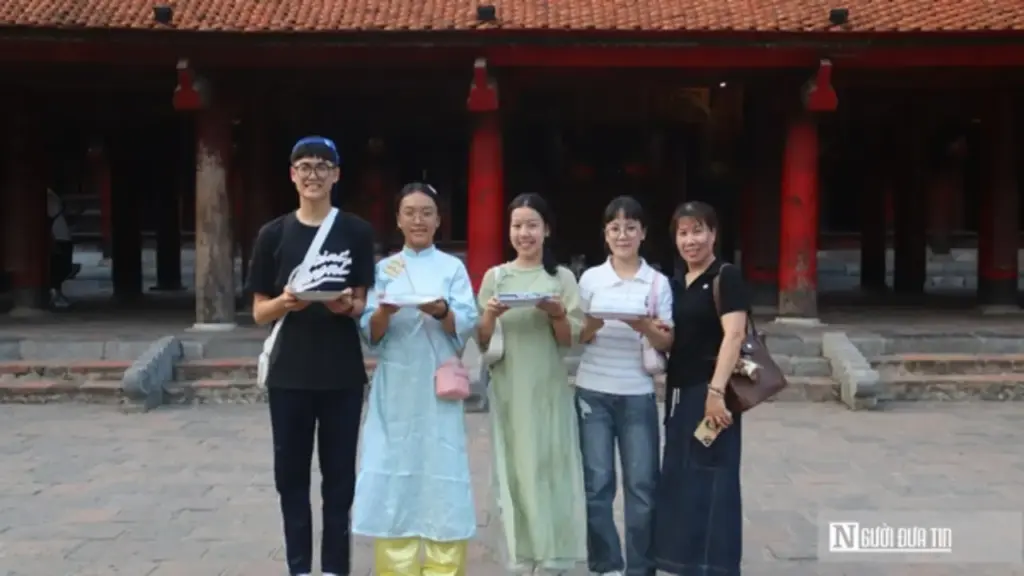 Sĩ tử Hà Nội đến Văn Miếu cầu may, giữ tinh thần thoải mái trước kỳ thi vào lớp 10