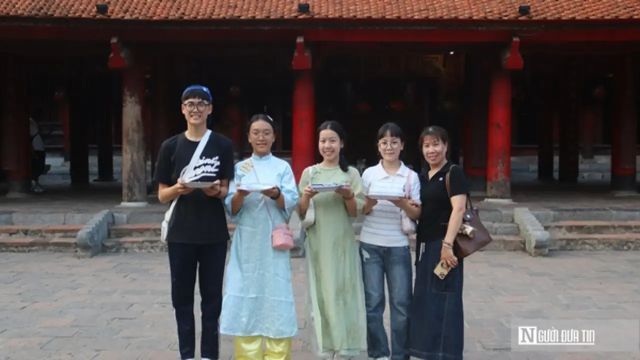 Sĩ tử Hà Nội đến Văn Miếu cầu may, giữ tinh thần thoải mái trước kỳ thi vào lớp 10