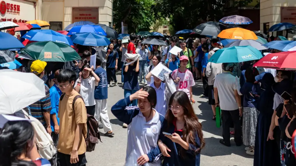 Sĩ tử mướt mồ hôi, phụ huynh đội nắng vây kín cổng trường chuyên