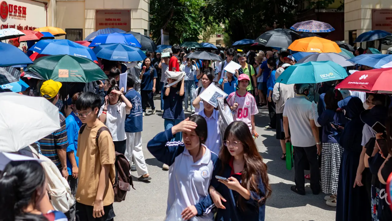 Sĩ tử mướt mồ hôi, phụ huynh đội nắng vây kín cổng trường chuyên