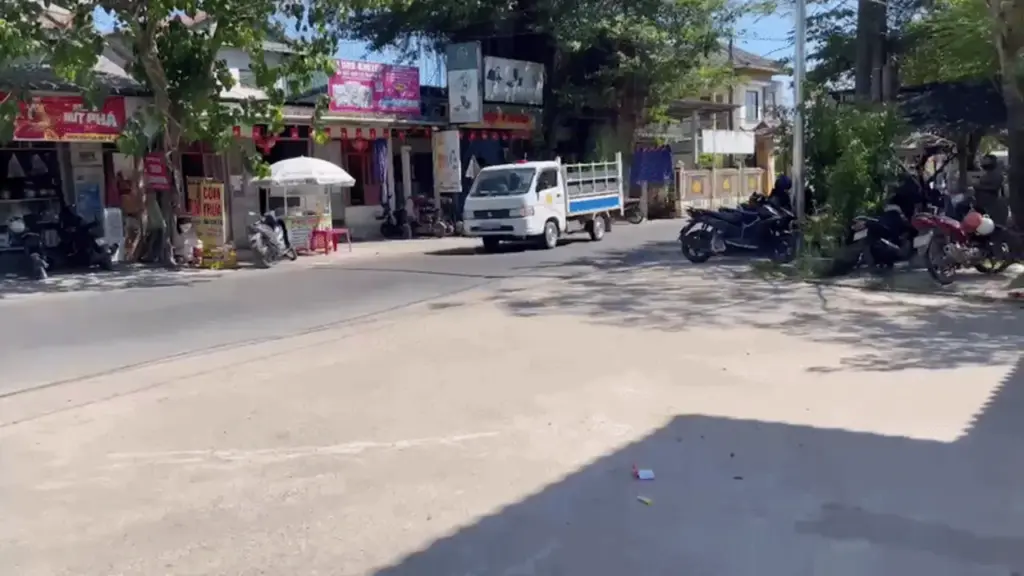 Sĩ tử ngủ quên, hỏng xe được công an đưa đến điểm thi bằng xe chuyên dụng