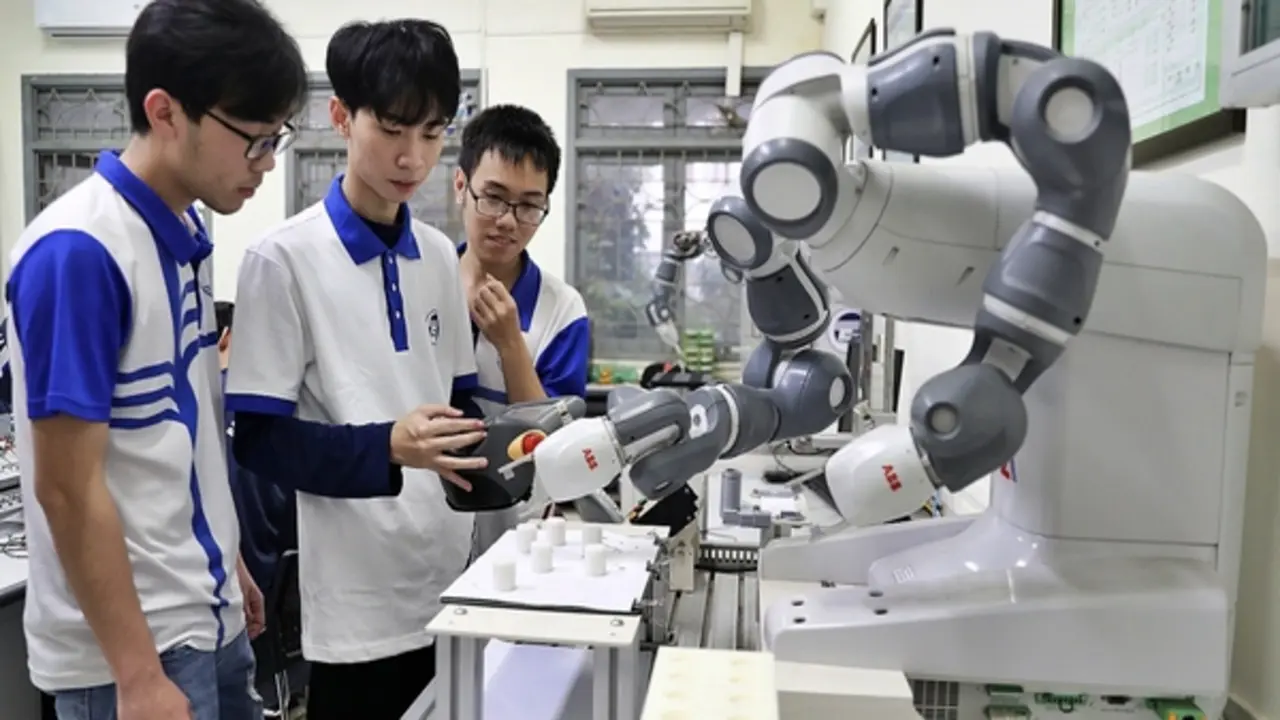 Sinh viên 15 ngành kỹ thuật, công nghệ được cấp học bổng lên tới 5,5 triệu đồng/tháng