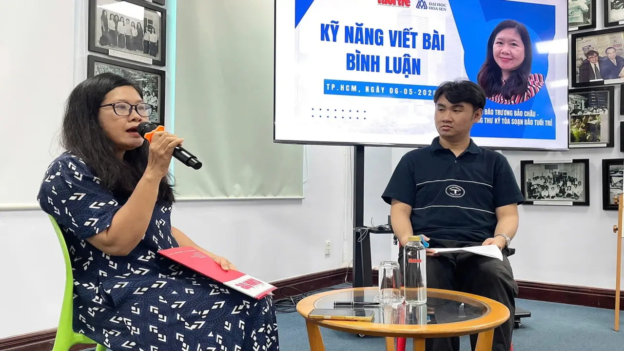 Sinh viên ngành truyền thông học cách viết bài bình luận tại báo Tuổi Trẻ