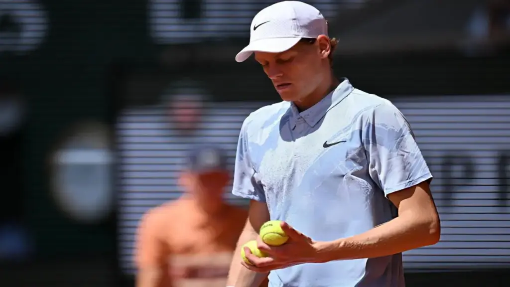Sinner đánh rơi chiến thắng, dừng bước sớm tại Roland Garros