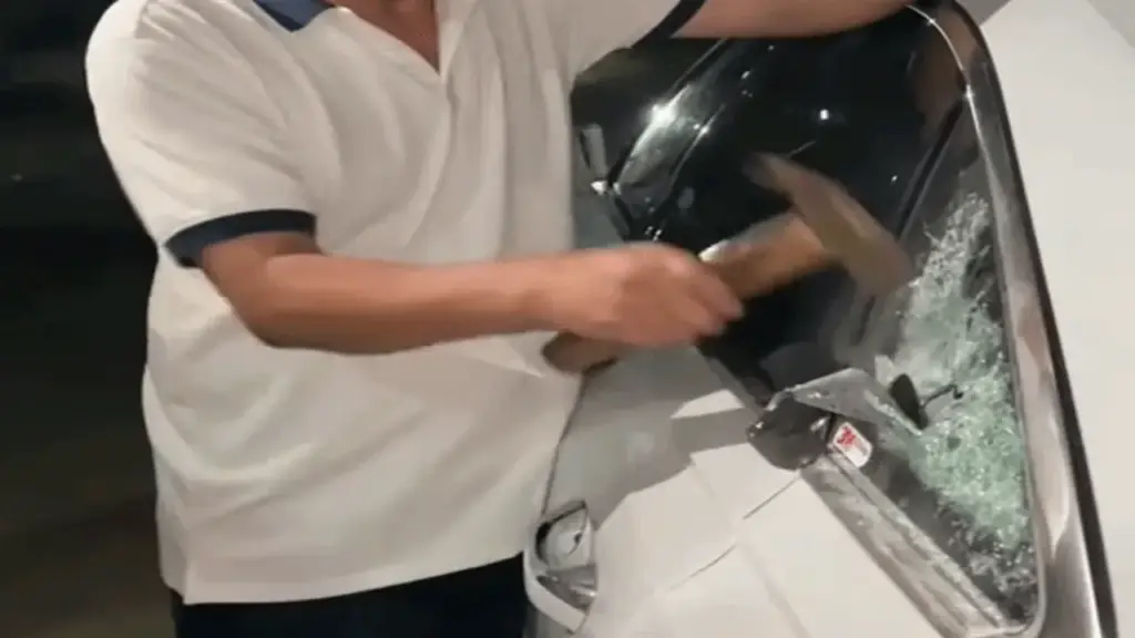 Sự thật video trẻ bị bỏ quên trên ô tô, gia đình phá kính giải cứu