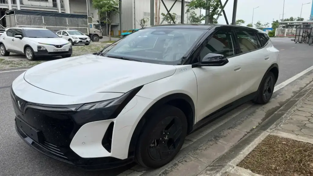 SUV lạ xuất hiện trên đường, có thể là VinFast VF 8 hoàn toàn mới