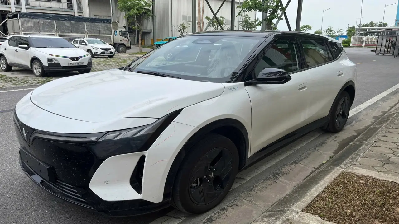 SUV lạ xuất hiện trên đường, có thể là VinFast VF 8 hoàn toàn mới