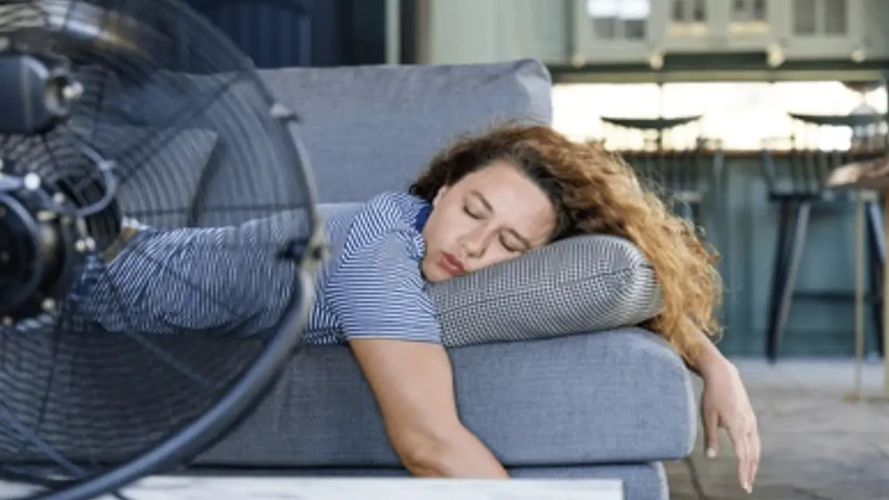 Tác hại của thói quen bật quạt suốt đêm mùa nóng