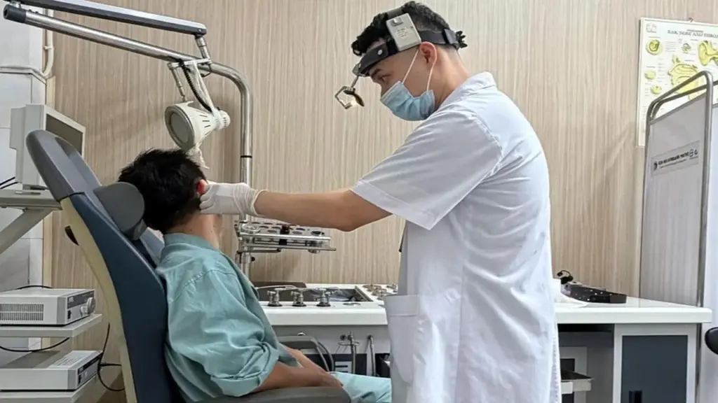 Tai nạn bất ngờ khiến người đàn ông ôm tai lao vào bệnh viện
