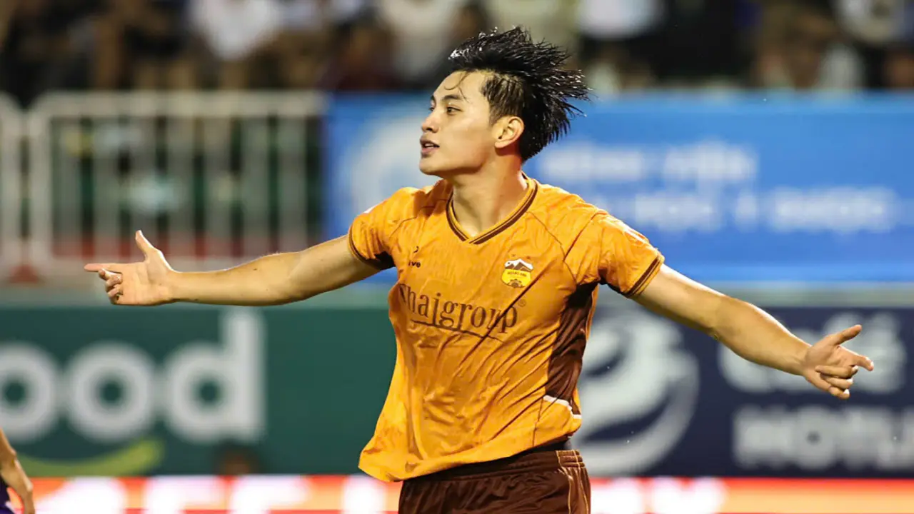 Tài năng 18 tuổi giúp HAGL trụ hạng V-League