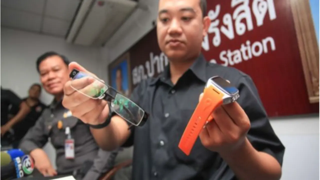 Tai nghe "hạt gạo", camera giấu cúc áo và những chiêu thức gian lận thi cử gây "bão" dư luận