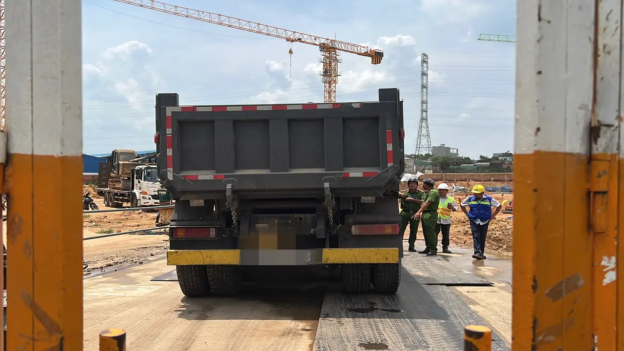 Tài xế xe ben cán chết người rồi chạy vào công trình ở TPHCM