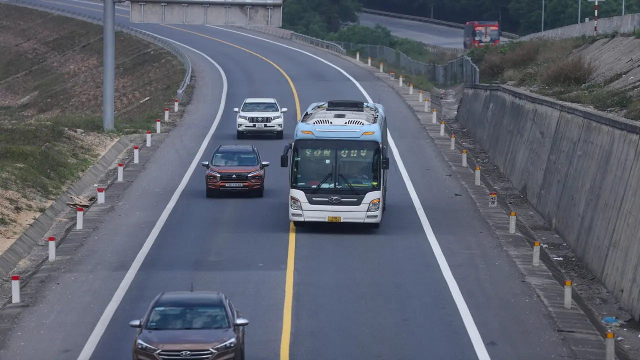 Tạm dừng khai thác tuyến cao tốc Cam Lộ - La Sơn vào ban đêm