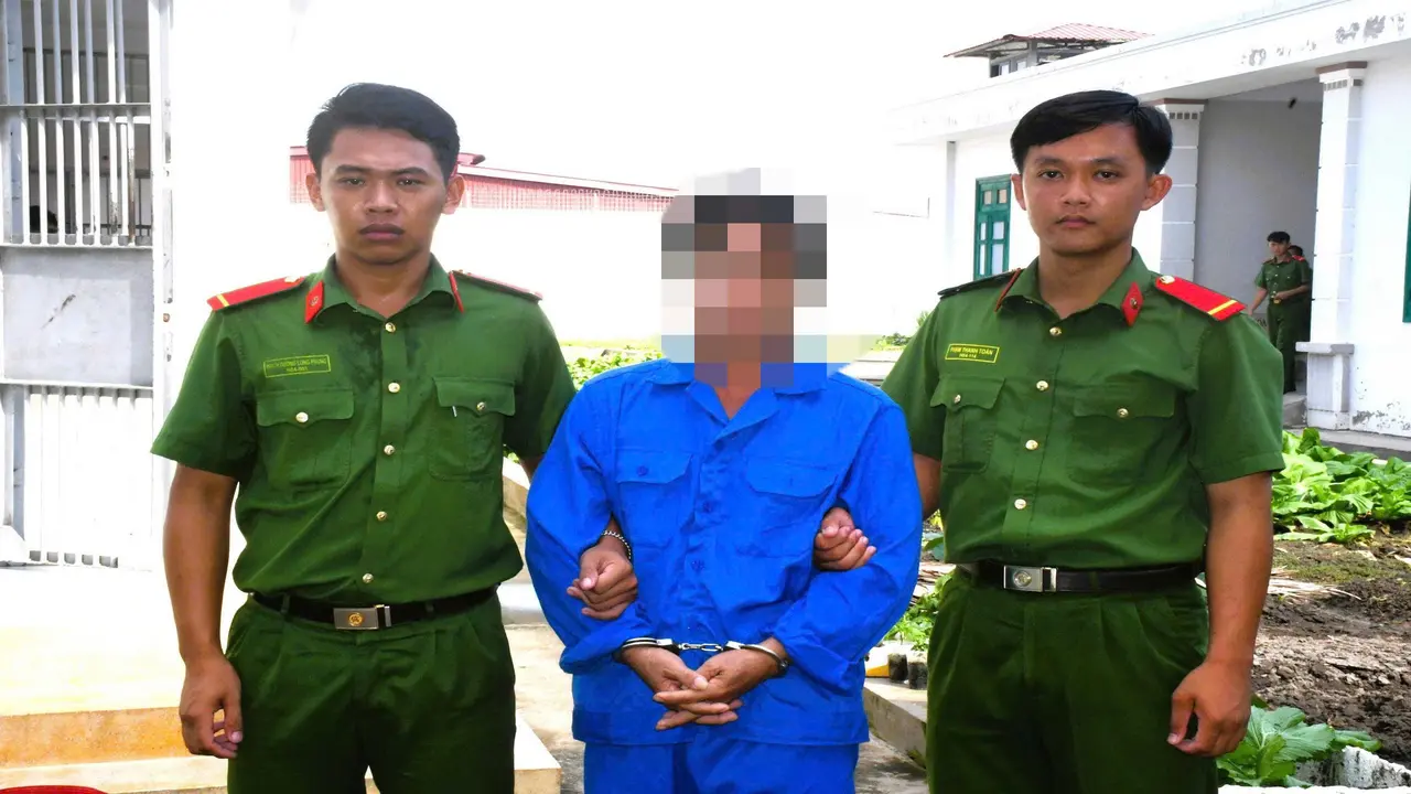 Tạm giam gã "yêu râu xanh" 3 lần xâm hại con gái ruột