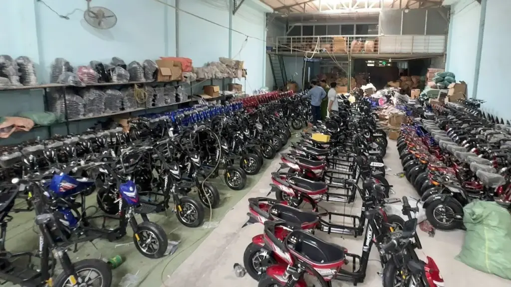 Tạm giữ hơn 210 xe độ chế pin trái phép