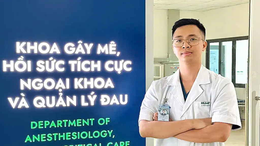 Tân bác sĩ nội trú ba lần là thủ khoa trường Y