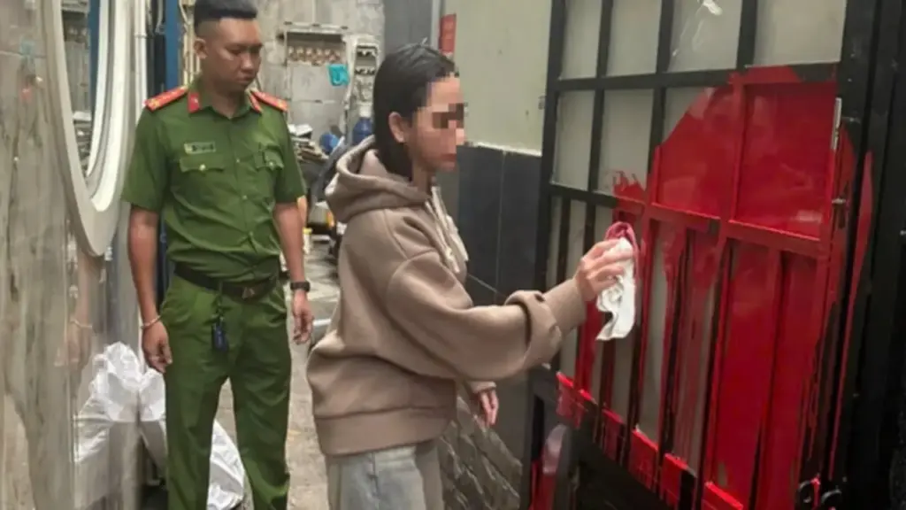 Tạt sơn, mắm tôm vào nhà người khác: Lau chùi là xong?