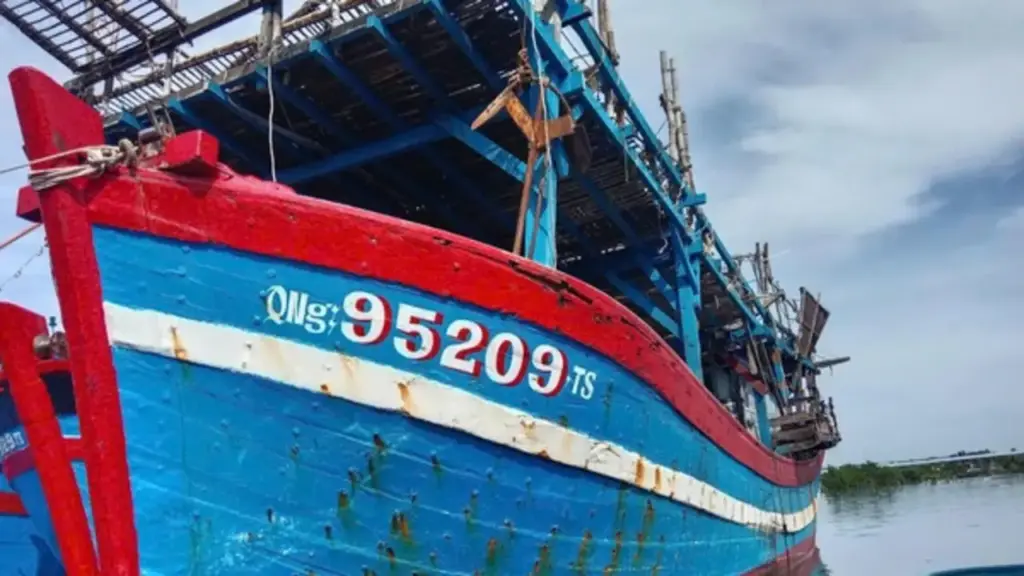 Tàu cá Quảng Ngãi gặp nạn trên biển, 14 ngư dân vào bờ an toàn