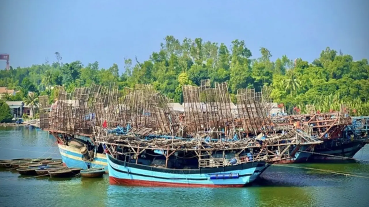 Tàu đầy ắp hải sản nhưng ngư dân Quảng Ngãi vẫn phải "gửi nhờ" cảng ngoài tỉnh