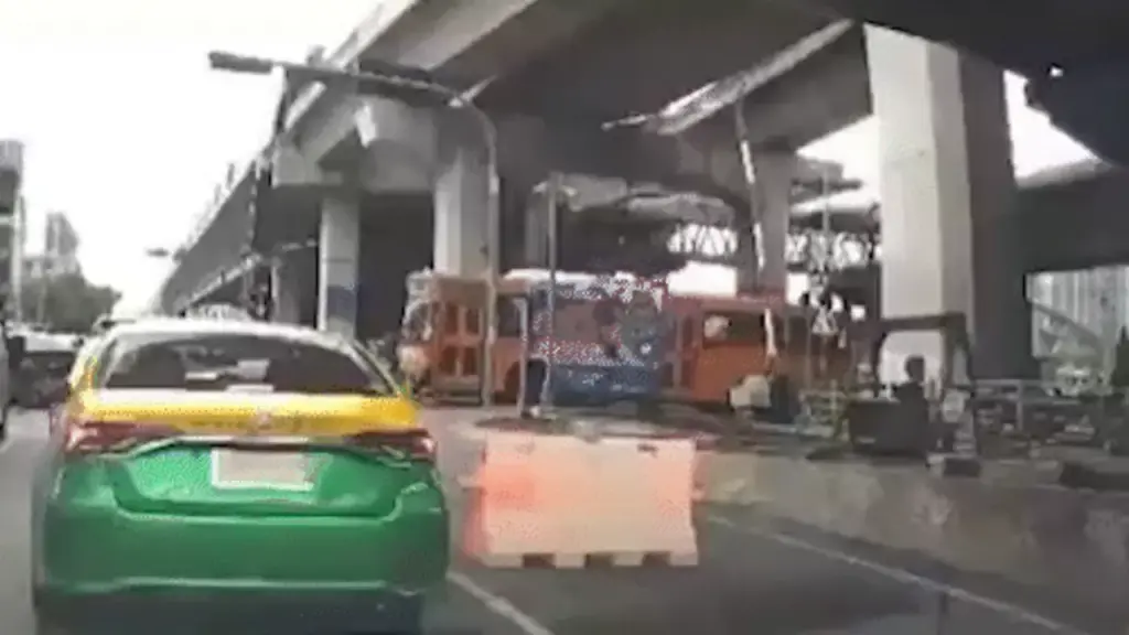 Tàu hỏa đâm xe buýt ở Bangkok, 8 người thiệt mạng